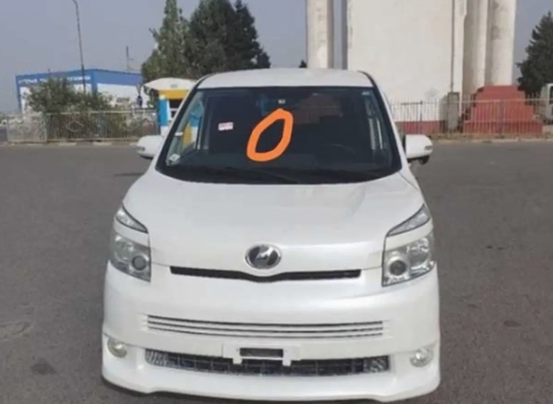 Лобовое стекло от Toyota Voxy